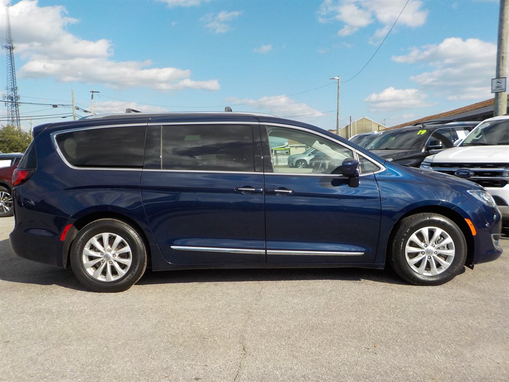 2018 Chrysler Pacifica Touring L photo 6