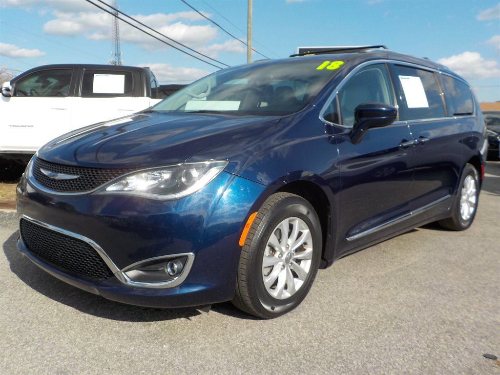 2018 Chrysler Pacifica Touring L photo 3