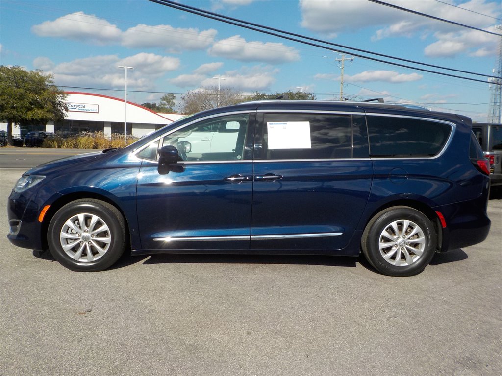 2018 Chrysler Pacifica Touring L photo 2