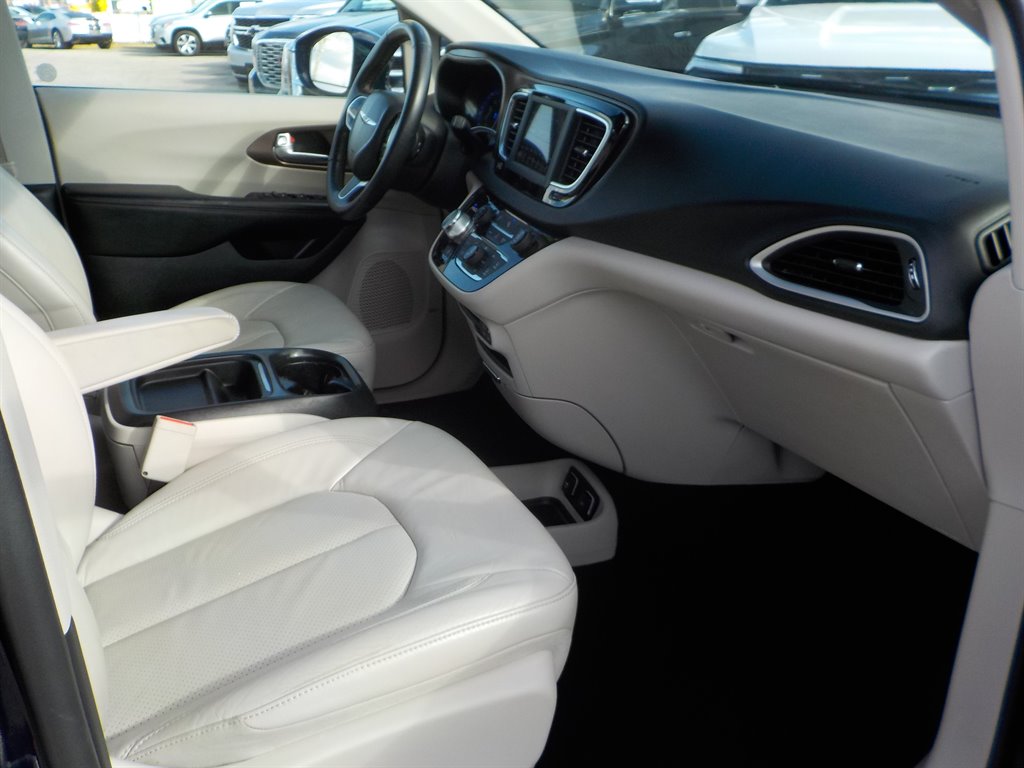 2018 Chrysler Pacifica Touring L photo 29