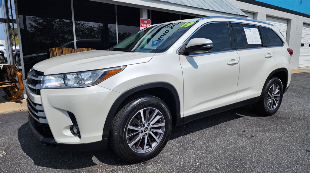 2019 Toyota Highlander XLE photo 3