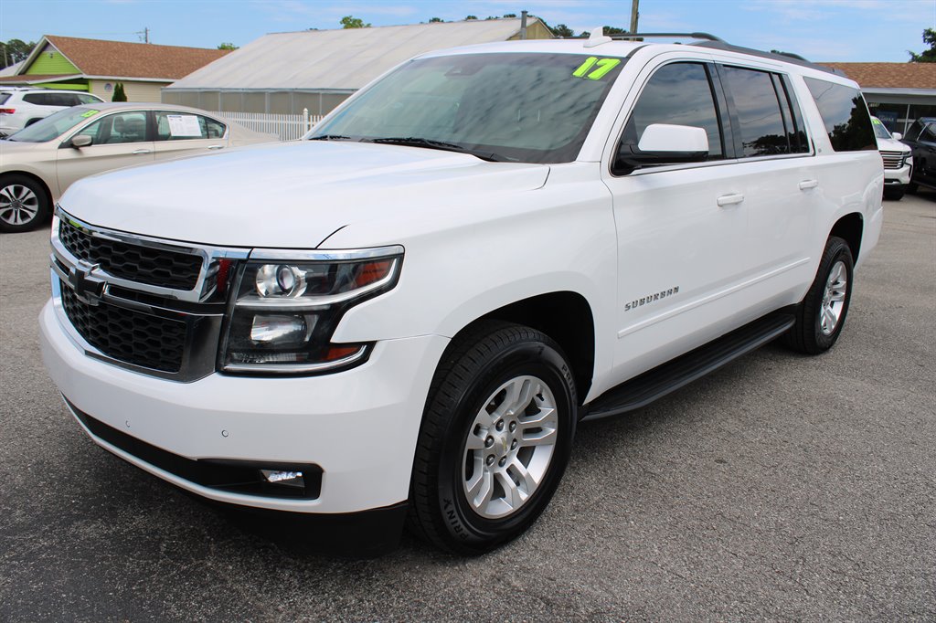 2017 Chevrolet Suburban 1500 LT photo 3