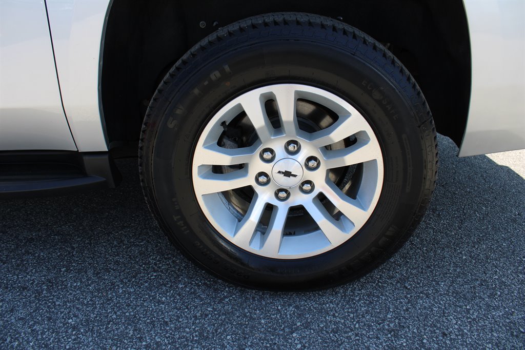 2019 Chevrolet Suburban LT photo 10