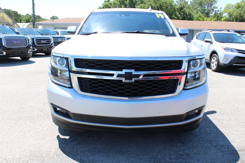 2019 Chevrolet Suburban LT photo 4