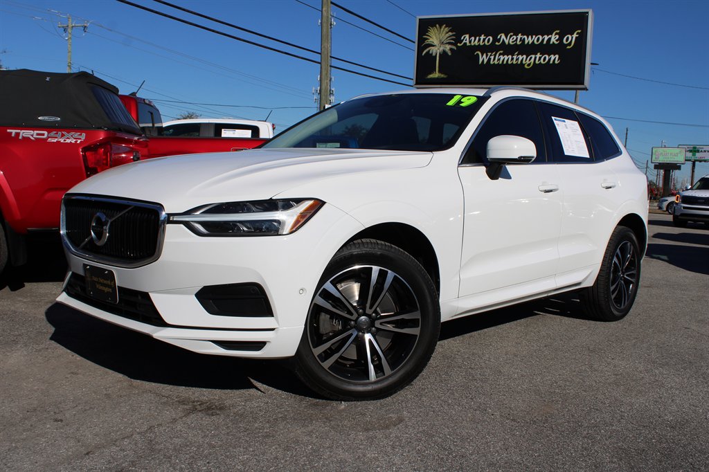 2019 Volvo XC60 Momentum's photo