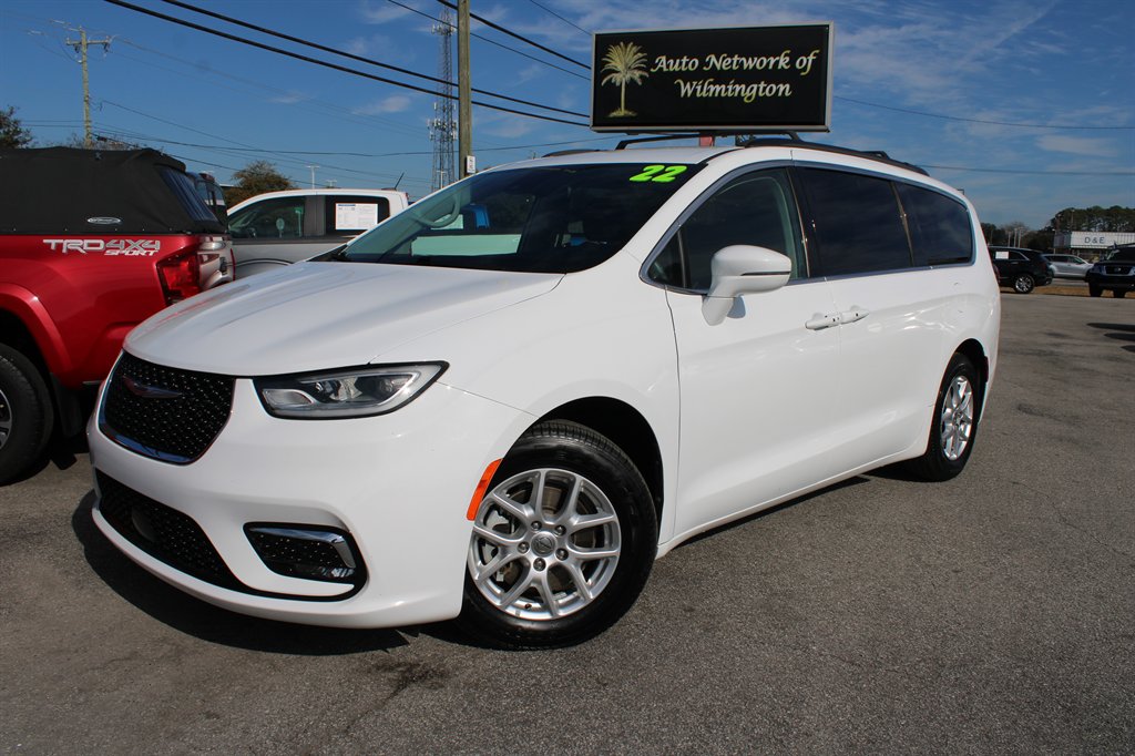 2022 Chrysler Pacifica Touring L's photo