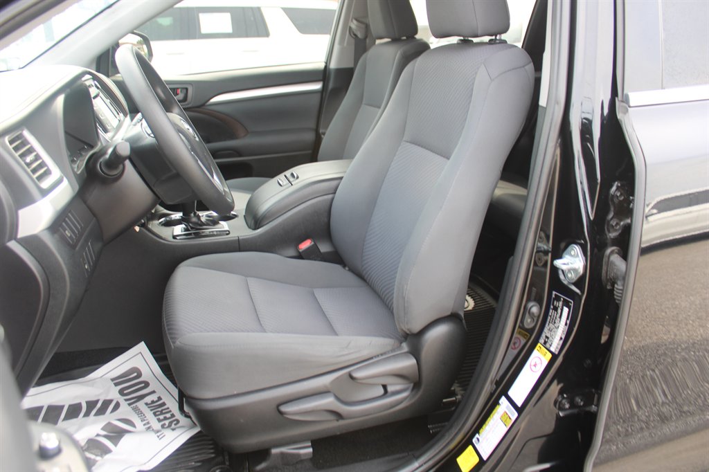 2019 Toyota Highlander LE - Photo 12