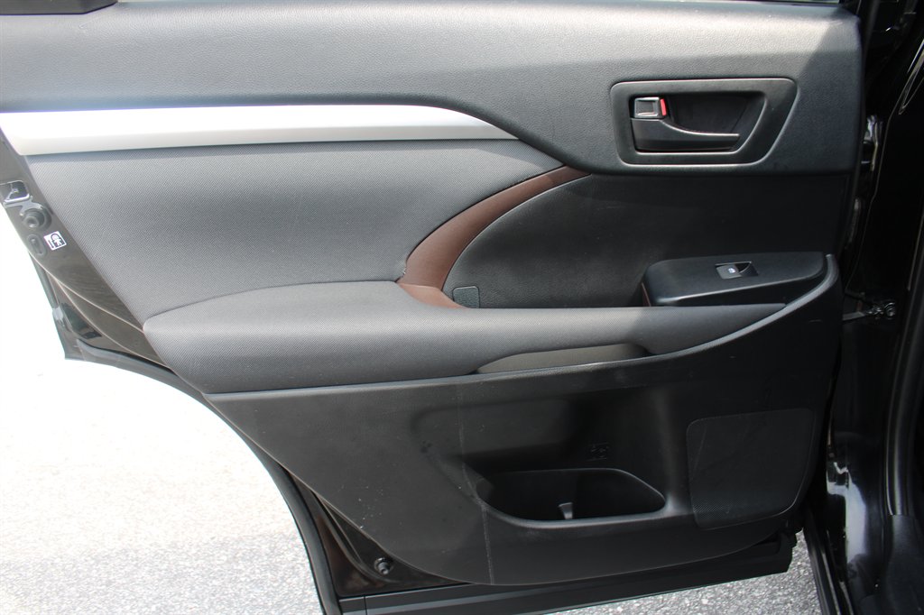 2019 Toyota Highlander LE - Photo 13
