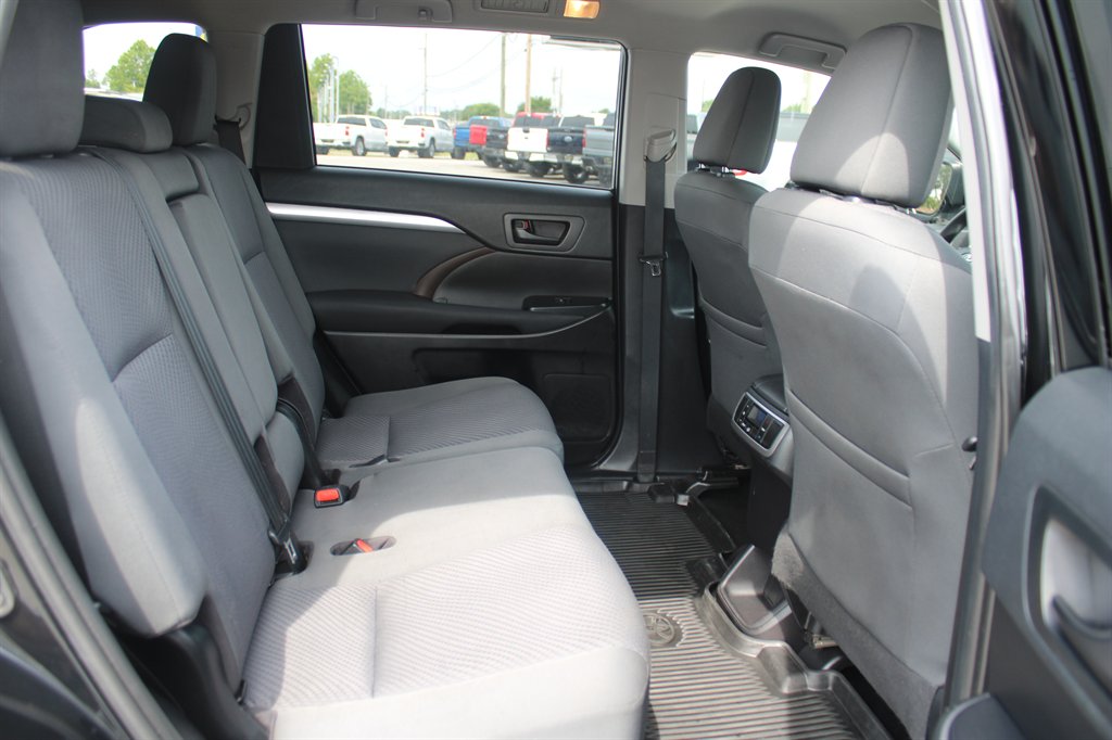 2019 Toyota Highlander LE - Photo 19