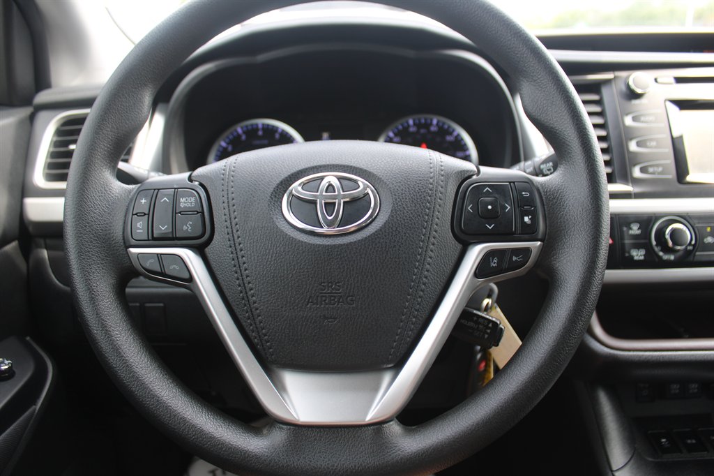 2019 Toyota Highlander LE - Photo 25