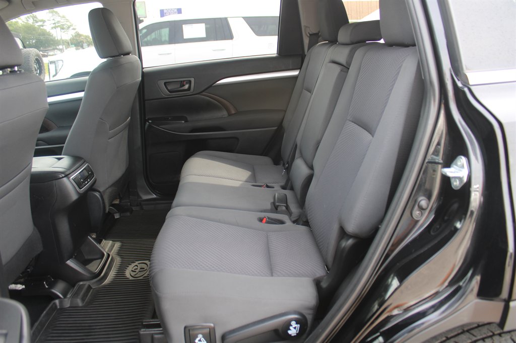 2019 Toyota Highlander LE - Photo 14