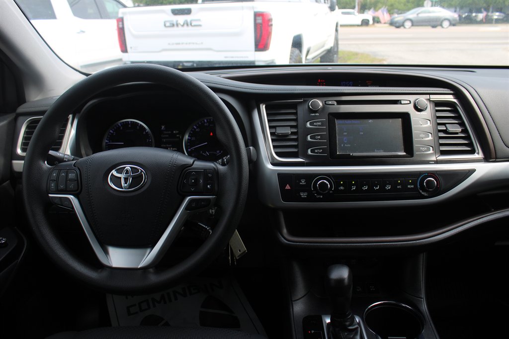 2019 Toyota Highlander LE - Photo 16